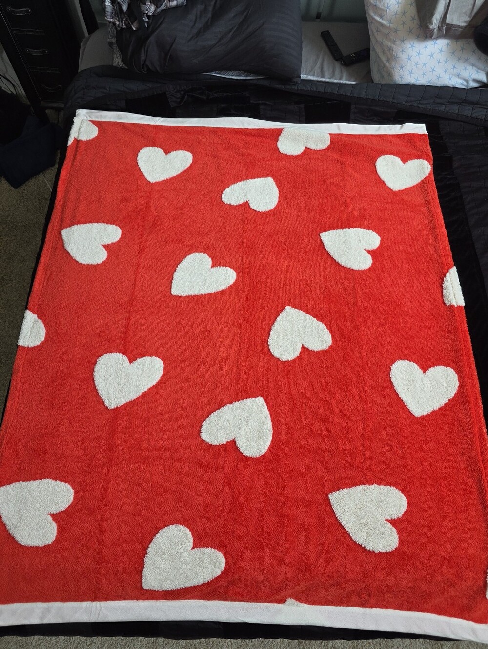 Plush Red Heart Pattern Throw Blanket - Soft White Hearts. New